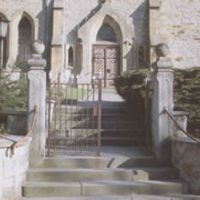 Bild vergrern: Eingang zur Kirche in Sehlem